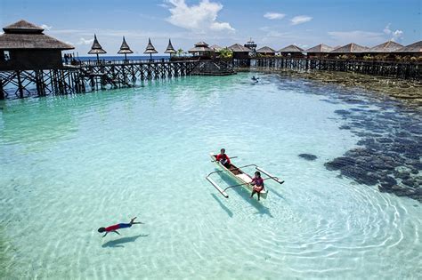 Sipadan mabul resort uses six custom built fiberglass dive boats able to carry 10 divers each and get to any of the island dive sites in about 15 minutes. Mabul Island/foto - Kim Chong Keat