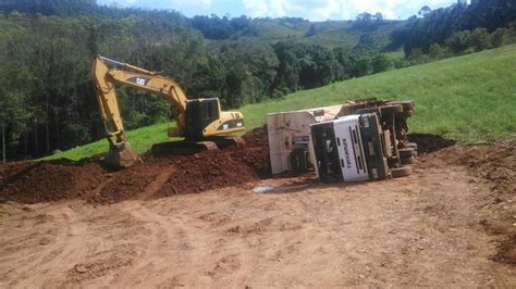 Essenciais para economia, os caminhoneiros movimentam 60% de toda a carga. Caminhão que trabalhava em obra do Contorno de Seara tomba ...