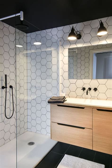 Idée décoration Salle de bain Une salle de bains en total look bois et blanc ListSpirit