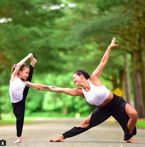 duet pose yoga ibu dan anak ini kece banget foto 13