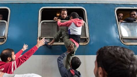 بالصور معاناة اللاجئين السوريين في أوروبا Cnn Arabic