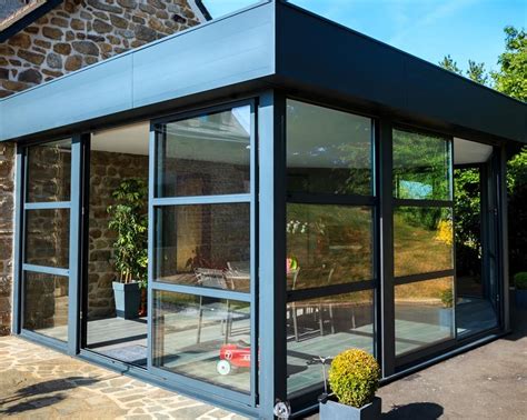Les extensions de maison à toit plat sont aussi l'occasion d'agrandir votre habitat tout en optimisant l'espace intérieur mais aussi extérieur. Extension moderne en verre avec un toit plat | Toit plat, Veranda toit plat