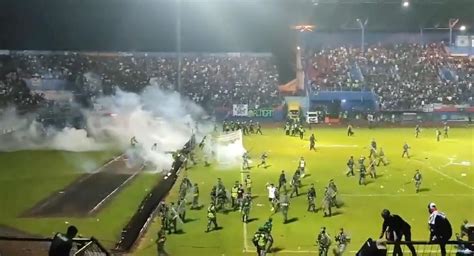 Fútbol Internacional Batalla campal en un partido de Indonesia terminó