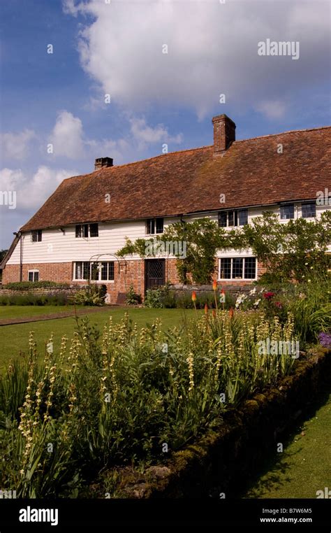 English Farmhouse And Garden Stock Photo Alamy