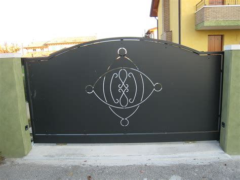 Se la passano bene anche i componenti. Cancello scorrevole con disegno laser | Cancelli, Lamiera ...