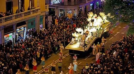 En bolivia, la fiesta de los reyes magos marca el fin de la época navideña y por ello las familias católicas recogen sus pesebres y se vuelcan a los templos con las imágenes del niño jesús para a diferencia de todos, venezuela no tiene una costumbre de celebrar la llegada de los reyes magos. Watch the "Cabalgate de los Reyes Magos"