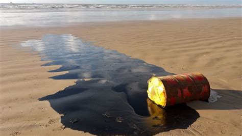 Here Are The Best Oil Spill Clean Up Methods That Can Prevent Water