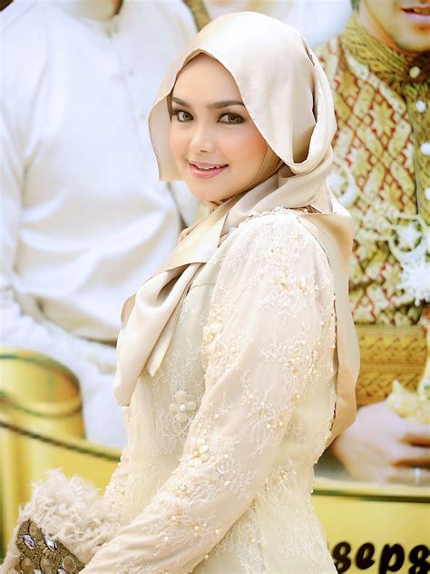 Awah, temerloh, pahang, malaysia, to father tarudin bin siti nurhaliza's family performed at many local ceremonies at their hometown, such as weddings. File:Siti Nurhaliza - Khairul Fahmi's Wedding 2013.jpg ...