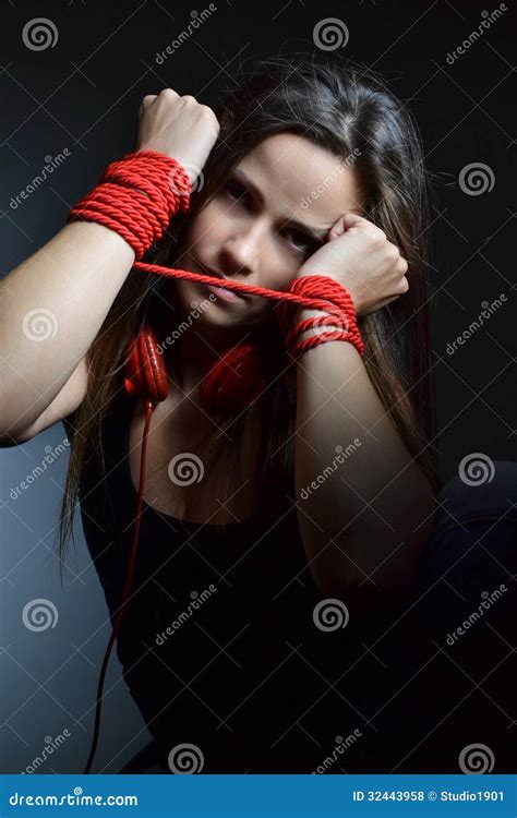 Jovem Mulher Bonita Amarrada Com A Corda Vermelha Foto De Stock Imagem De Amizade Bonito