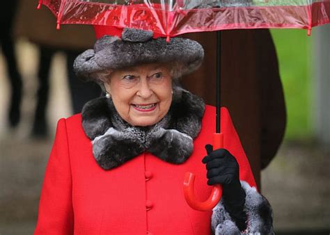 Fri for kommersiell bruk ✓ ingen henvisning nødvendig. Dronning Elizabeth trosser tradisjoner og dropper pels ...