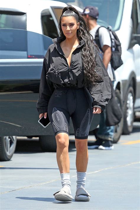 look do dia kim kardashian usou a bermuda de academia com chinelo e meia capricho