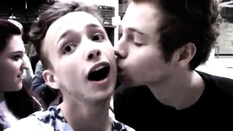 Luke Hemmings Kisses A Fan Youtube