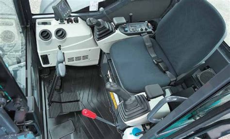 Kobelco ha dado un nuevo paso evolutivo compactando aún más la capacidad de cavado y las características de prestaciones prácticas en la sk45srx/sk55srx manteniendo un reducida. Kobelco's 30-tonner available - Scottish Plant