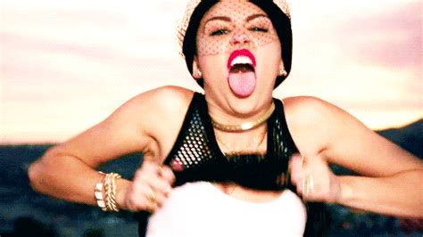 Miley Cyrus Planeja Apresentar Show Completamente Nua