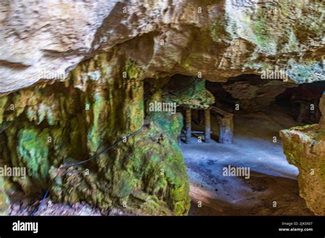 Increíble Cenote De Agua Azul Turquesa Y Cueva De Piedra Caliza En El Santuario De Los