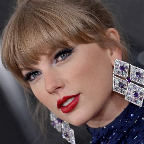 Behold The Eye Makeup Taylor Swift Wore To Perform Around A Bunch Of