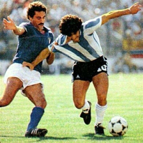 Madrid, luglio 1982, finale del mondiale spagnolo contro la germania ovest. Claudio Gentile Maltrata a Diego, Argentina VS Italia ...