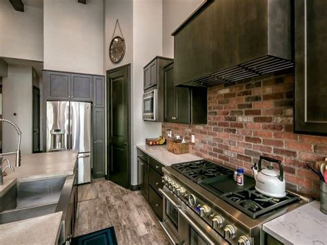 Glass, brass, stainless steel and more to help you add that extra bit of style. 27 Ideas for Kitchen Backsplashes | Décor Outline