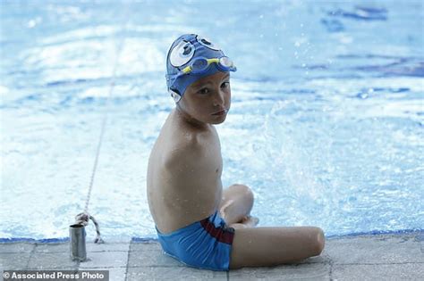 Remarkable Six Year Old Swimming Champion With No Arms Overcoming Feаг And Defуіпɡ The Oddѕ