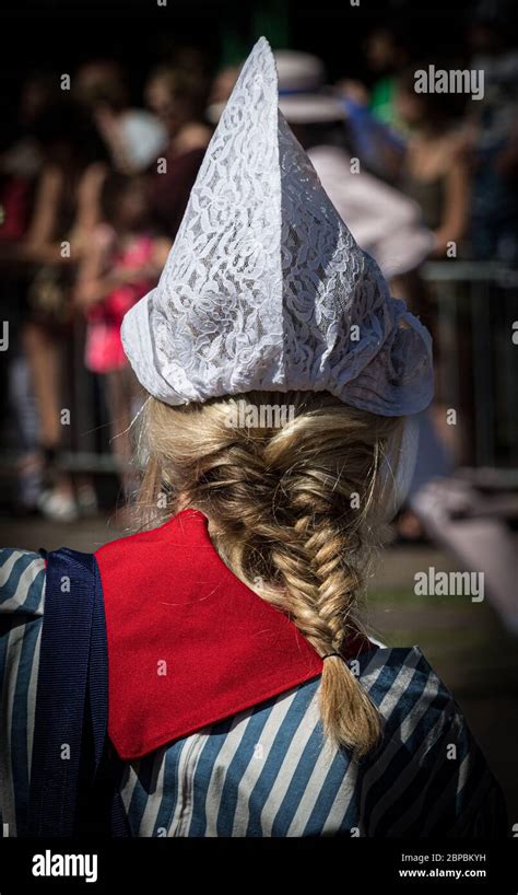Dutch Womans Spitzenkappe Stockfotos Und Bilder Kaufen Alamy