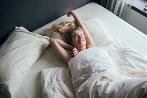Sleeping Naked 7 Reasons Its Good For You The Healthy