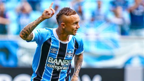 Everton is a very good player, who plays for grêmio and brazil as a winger. Who is Gremio star Everton Soares? Brazil's new sensation ...