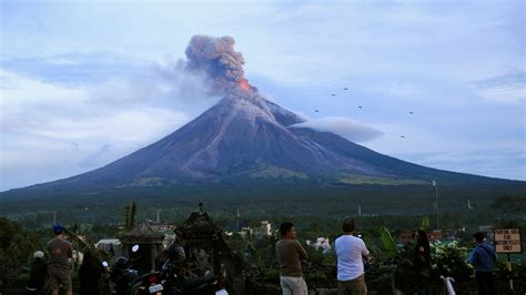 75500 Flee As Lava Gushes From Mount Mayon World News Sky News