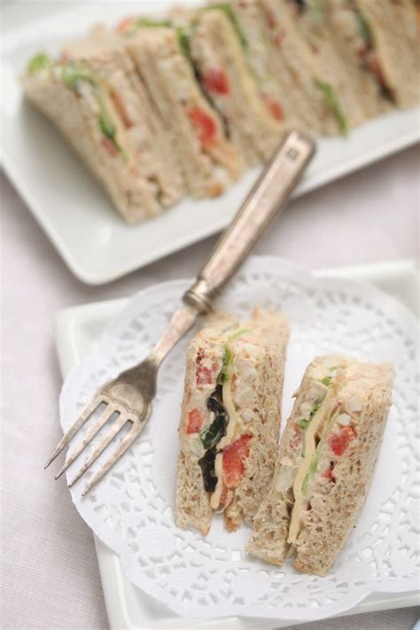 Campurkan bawang holland yang telah siap dipotong dadu. Tuna Sandwich yang sangat sedap! - masam manis