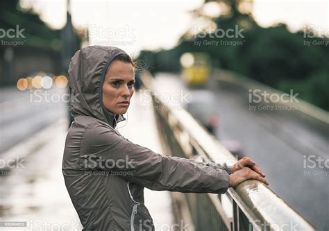 피티니스 여성 인물 루킹 대상쪽으로 거리를 비 무시레프 가냘픈에 대한 스톡 사진 및 기타 이미지 가냘픈 건강한 생활방식 날씨 Istock