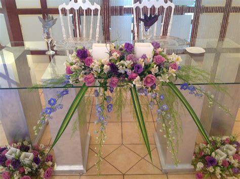 De mesa con flores naturales, centros de mesa de bautizo con angeles, también son ideas de centros de mesa sencillas pero que cumplen su función para decorar un evento social de este tipo. Mesa de novios | Mesa de los novios, Bodas en patios ...
