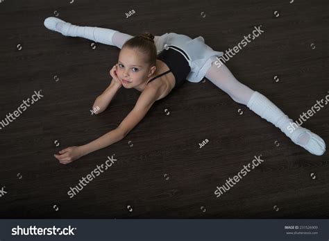 Little Adorable Young Girl Doing Stretching Stockfoto 231526909 Shutterstock
