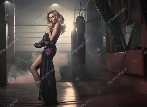 Femme Blonde Sensuelle Posant Dans La Salle De Gym Image Libre De Droit