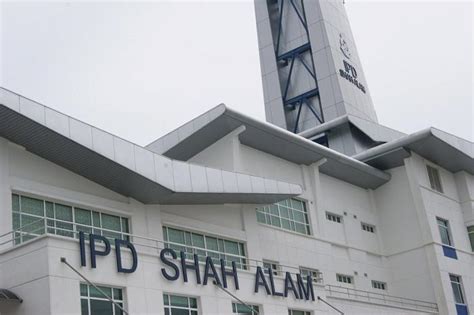 Bukit aman internal security and public order department director datuk seri abd rahim jaafar said in the series of raids at five locations, police also nabbed three local men, aged between 31 and 40, believed to have ties with the syndicate. Ibu Pejabat Polis Daerah (IPD) Shah Alam - Shah Alam