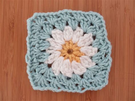 Flower Granny Square Free Crochet Pattern