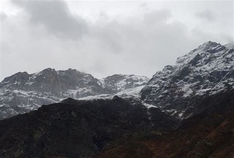 उत्तराखंड में बदला मौसमचारधाम की ऊंची चोटियों पर बर्फबारी मैदान में