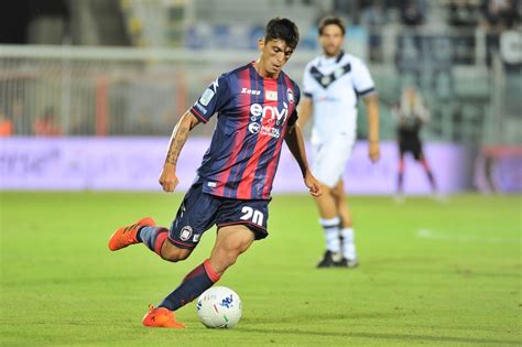 Benvenuti sulla pagina facebook ufficiale del f.c. Crotone, lavoro personalizzato per Molina e Mustacchio ...