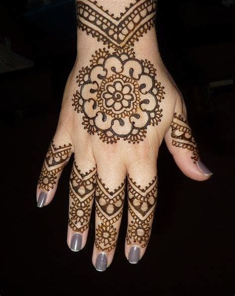 Composed with the most traditional mehendi patterns like paisleys. 28 Easy And Simple Mehndi Designs That You Can Do By Yourself | My wife, Mehandi designs and Design