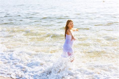 Premium Photo Beautiful Teenage Girl On The Ocean