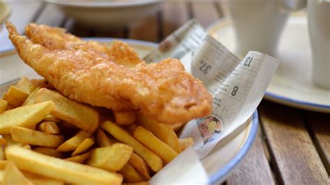 Today, fish and chips remain a staple in the modern english diet. Fish and chips - Få Brødrene Prices opskrift her | Mad | DR