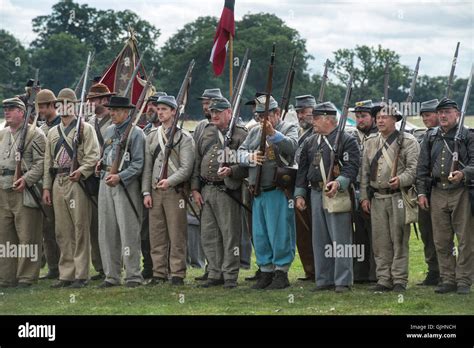 Los Soldados Confederados En El Campo De Batalla De La Guerra Civil