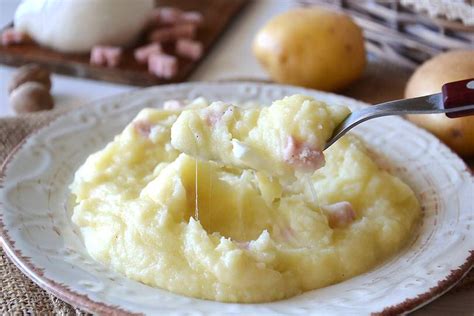 Il purè di patate è una preparazione molto delicata che cambia sapore molto velocemente col passare delle ore. » Purè di patate ricco - Ricetta Purè di patate ricco di Misya