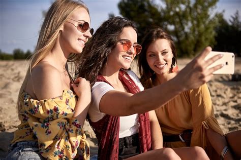 Trois Filles Prenant Un Selfie La Plage Photo Gratuite