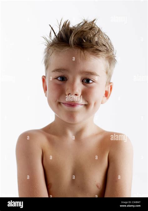 Porträt von nacktem Oberkörper boy Stockfotografie Alamy