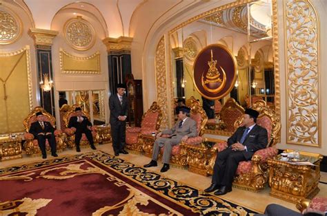 Sultan muhammad v  diputerakan pada 8 oktober 1969 di kota bharu, kelantan. MAJLIS MENGHADAP DYMM SULTAN SELANGOR BAGI MENYEMBAHKAN ...