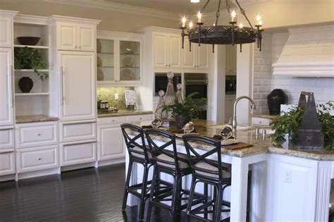 New dark stained hardwood flooring in kitchen area of new home. Cuisine blanche : 36 idées de luxe pour une cuisine design