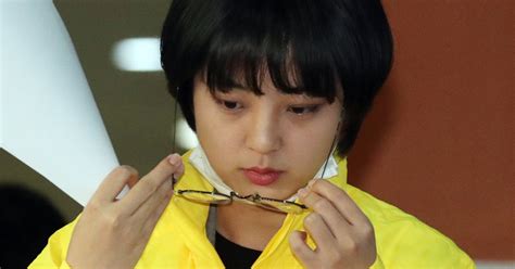 류호정 나이는 1992년생으로 올해 28살이며 지난 2014년 이화여대에서 e스포츠 동아리를 만들었고 이후 아프리카tv 게임 bj로 활동하다가 중견 게임사에 취업하기도 했습니다. '대리게임 논란' 류호정이 정의당 비례 1번으로 재신임된 이유 ...