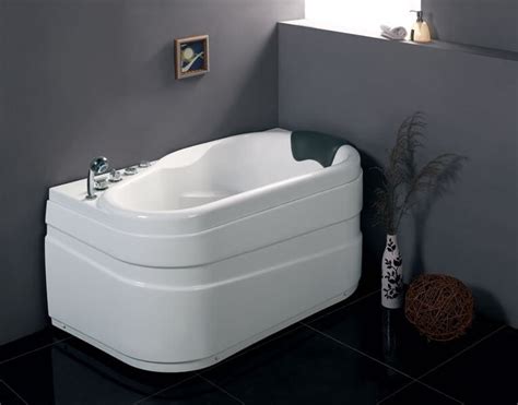 The jacuzzi ® whirlpool bath experience has been unmatched since its commercialization in 1956. 20 Best Small Bathtubs to Buy in 2020