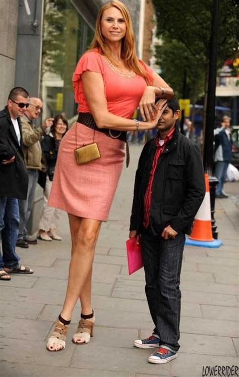 Babezilla Is The World S Tallest Female Fashion Model Klyker Com