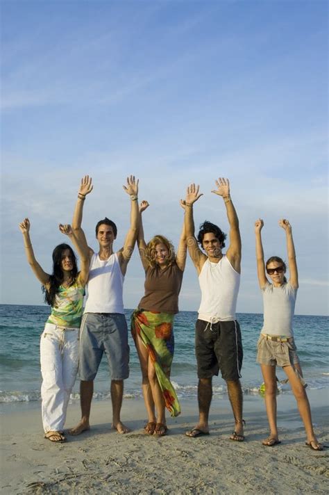 Personas Felices En La Playa Foto De Archivo Imagen De Diversidad