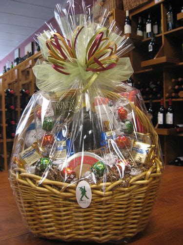 How to wrap a gift without tape. GIFTS - Spirits Wine Cellar